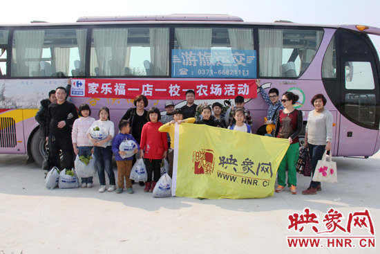 “播種希望 收獲成長”農(nóng)場播種體驗活動參與人員合影 “播種希望 收獲成長”農(nóng)場播種體驗活動參與人員合影