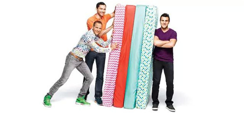 Airbnb 公司的三位創(chuàng)始人，以及他們最早的 Airbed