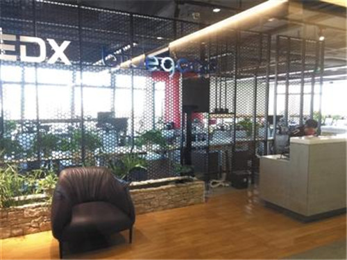 11月16日，小藍(lán)單車(chē)總部人去樓空，前臺(tái)只剩保安。