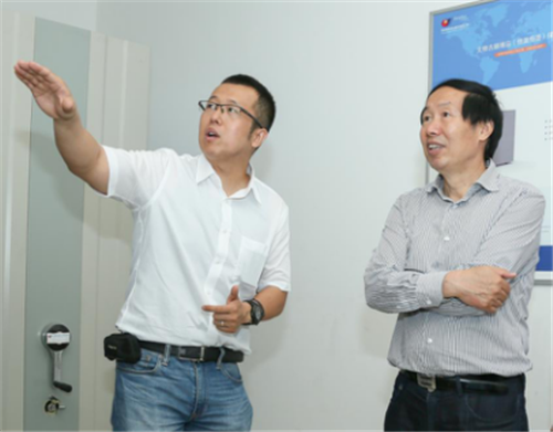 馬笑然總經(jīng)理向劉玉珠局長(zhǎng)介紹楓華具備發(fā)明專利產(chǎn)品-文物古籍精品保管柜及恒溫恒濕空調(diào) 馬笑然總經(jīng)理向劉玉珠局長(zhǎng)介紹楓華具備發(fā)明專利產(chǎn)品-文物古籍精品保管柜及恒溫恒濕空調(diào)