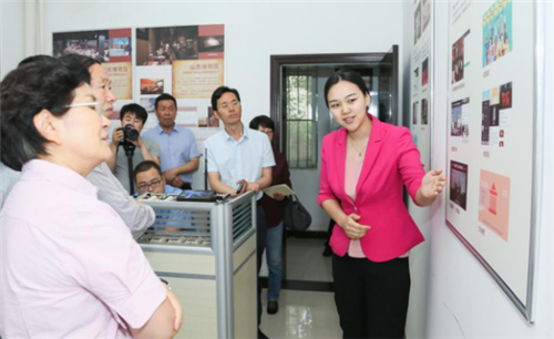 公司工作人員向劉玉珠局長(zhǎng)介紹讓文物"活起來"與互聯(lián)網(wǎng)+相關(guān)試點(diǎn)工作 公司工作人員向劉玉珠局長(zhǎng)介紹讓文物"活起來"與互聯(lián)網(wǎng)+相關(guān)試點(diǎn)工作