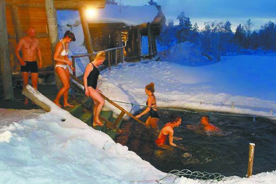 奇葩！芬蘭人蒸完桑拿跳冰湖