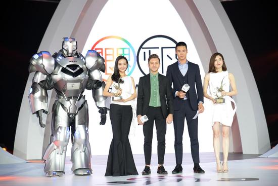 Klasse14腕表首席設計師 Mario Noblie以及超模蔚方卿為王鷗、江疏影頒發(fā)時尚突破藝人獎項