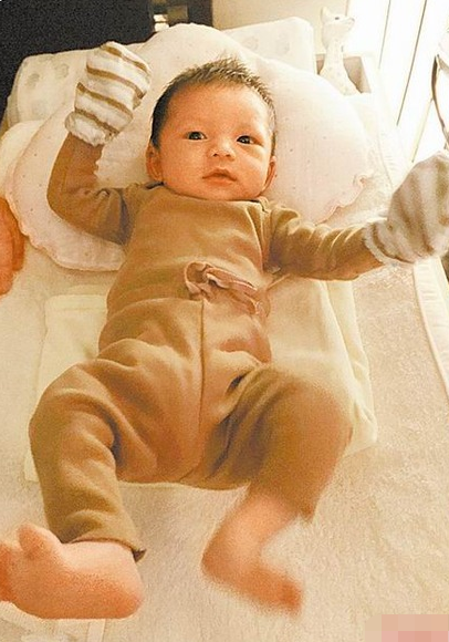 吳佩慈二胎兒子滿月照曝光 吳佩慈二胎兒子滿月照曝光