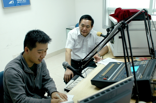 河南省政府安委會(huì)副主任、省安全生產(chǎn)監(jiān)督管理局黨組書記、局長(zhǎng)張國(guó)輝做客《安全河南》直播室