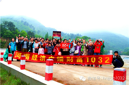 這么美的地方，我們合影留念，看大家多開心！