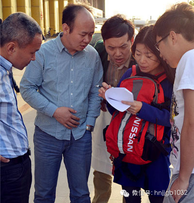 五點(diǎn)五十左右，聽眾們陸陸續(xù)續(xù)到達(dá)鄭州捷和汽車，首先要做的第一件事就是找我們的工作人員要車標(biāo)