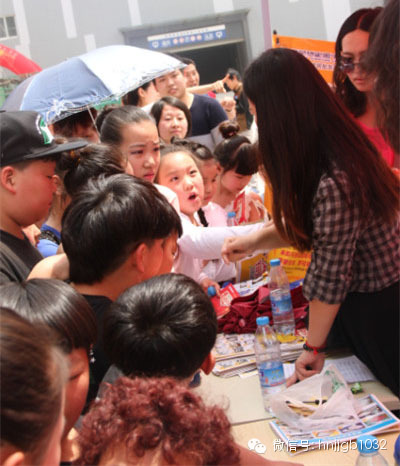 禮品領(lǐng)取處，這是要把工作人員圍攻的節(jié)奏啊。