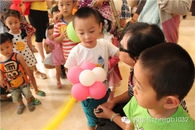 拿到氣球玩具的小朋友，瞬間成了焦點(diǎn)，周圍的小朋友都想和你做朋友，你知道嗎？