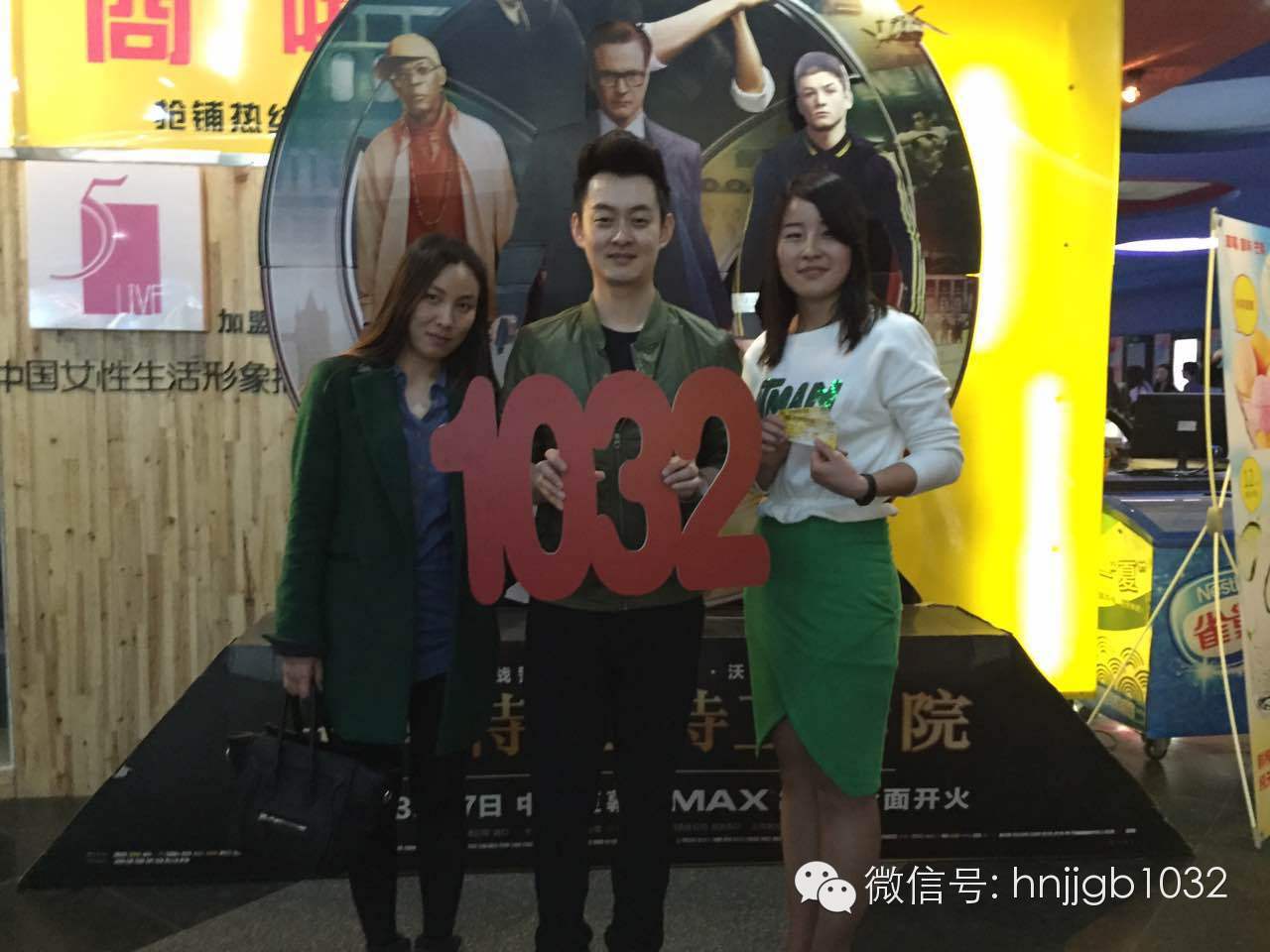 傳說中的Johnny終于現(xiàn)身啦！還是美女魅力大哦。帥哥美女好養(yǎng)眼，小編忍不住要多看幾眼呢。