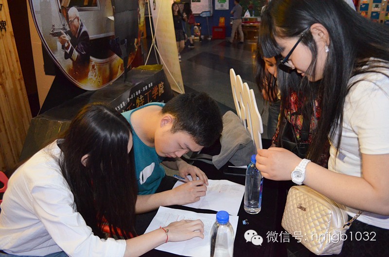 看，我們的工作人員正在組織簽到哦！