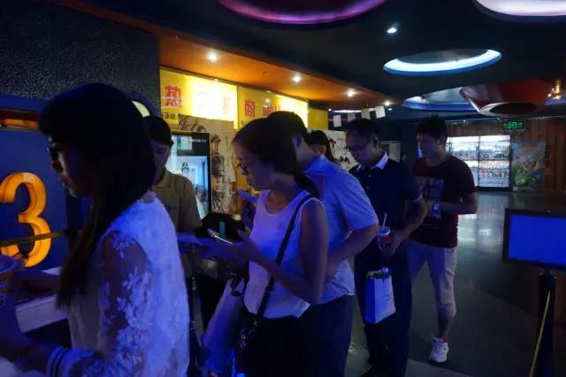 電影馬上開始，排隊(duì)入場(chǎng)嘍