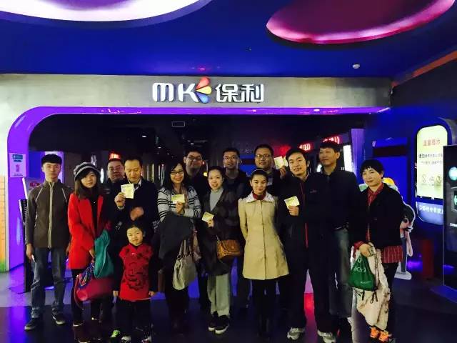 來張“全家?！?，人齊了，我們準(zhǔn)備進(jìn)場(chǎng)嘍