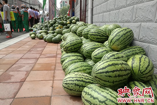 經(jīng)濟廣播工作人員和愛心企業(yè)給正在忙碌的環(huán)衛(wèi)工人、交警等送去一萬六千多斤西瓜和近百提礦泉水。