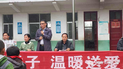 啟乘名車廣場(chǎng)總經(jīng)理賈敏銳發(fā)表愛(ài)心講話