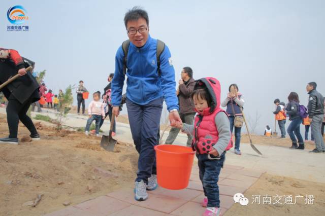 爸比爸比，你會種小樹嗎？我來教你吧~