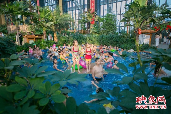 又開始過夏天的孩子們，在溫潤(rùn)的泉水里放任天性。