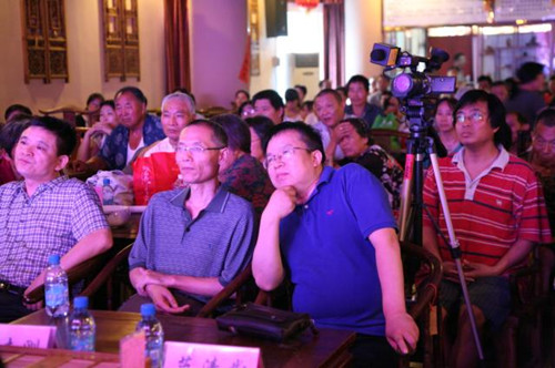 信息廣播總監(jiān)李金鋒（左1）、副總監(jiān)魏志剛（左2）、副總監(jiān)陳德年（左3）