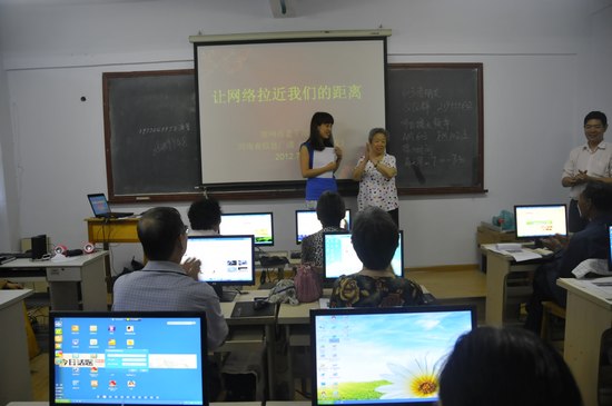 擁有18萬粉絲的網(wǎng)絡(luò)紅人、78歲的QQ奶奶張秀麗也來到網(wǎng)絡(luò)課堂