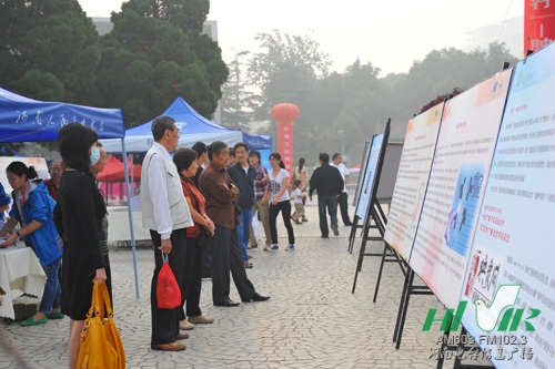 市民在宣傳展板前了解腫瘤知識 市民在宣傳展板前了解腫瘤知識