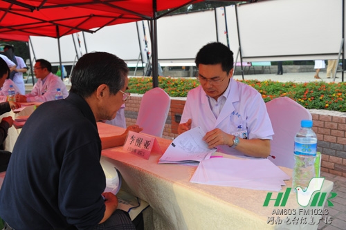 省腫瘤醫(yī)院副院長李醒亞為患者診療 省腫瘤醫(yī)院副院長李醒亞為患者診療