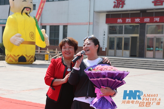 長壽山景區(qū)董事長、總經(jīng)理孫春花與主持人周迪