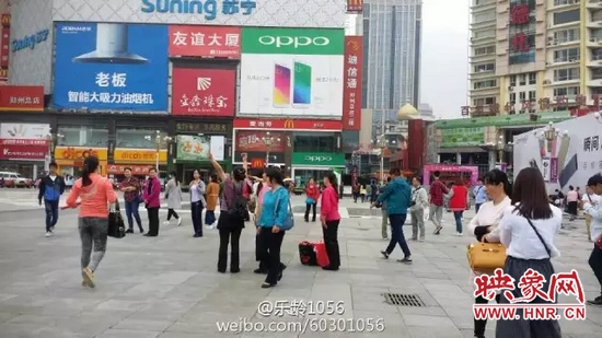 他們從四面八方匯集到二七塔下，由行走路人一下變成了一支舞蹈隊(duì)，跳起了節(jié)奏歡快、時(shí)尚動(dòng)感的舞蹈。