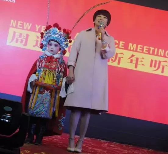 盛裝亮相的小戲迷，周迪的節(jié)目影響了一代又一代人