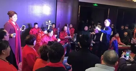 現(xiàn)場(chǎng)的樂隊(duì)老師也是咱的戲迷朋友，為了周迪的見面會(huì)今天累也開心