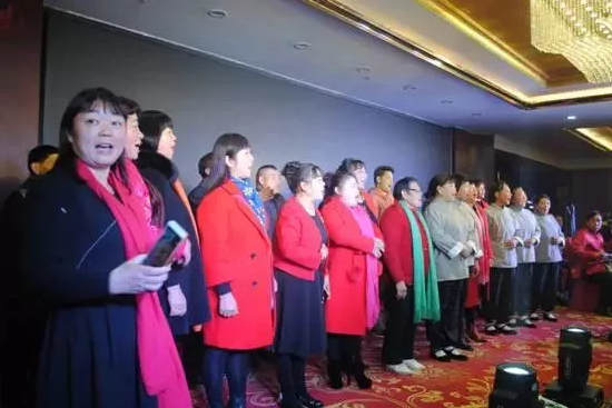 開心的戲迷朋友來個(gè)大合唱