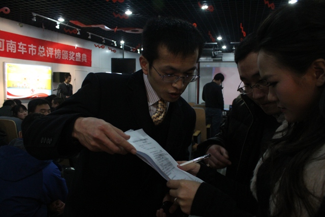 教育廣播女主播子楊就活動重要環(huán)節(jié)與商都網汽車頻道主管尹良進行溝通