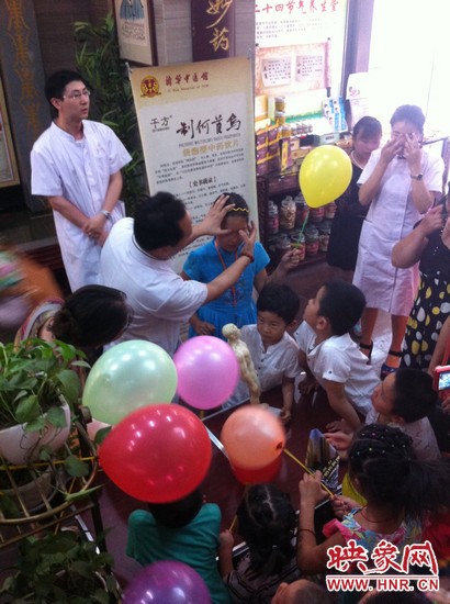 活動(dòng)開(kāi)始了，濟(jì)華中醫(yī)館的保健按摩專家李老師為大家講解如何有效預(yù)防青少年近視。