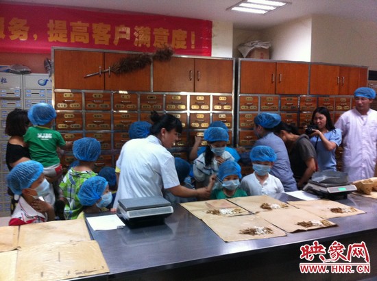 咦，藥房里的叔叔阿姨他們從小抽屜里拿出的藥又是什么？這些中藥放在一起有什么功效呢？