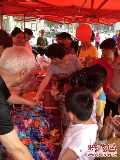 中醫(yī)館裝備了防蚊蟲(chóng)、預(yù)防手足口等四個(gè)藥方，并把這些藥磨成粗粉，每個(gè)孩子把不同藥方粉裝如香囊?guī)Щ丶? complete=