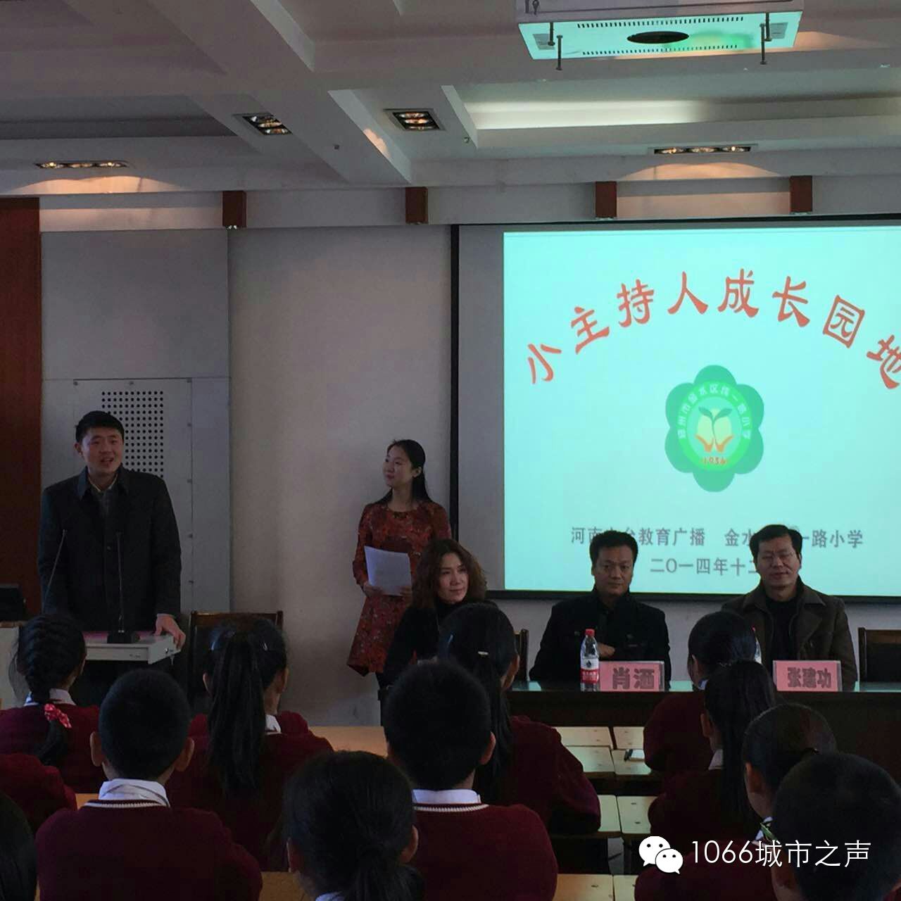 雙方領(lǐng)導講話，同學們聽得都好認真啊！