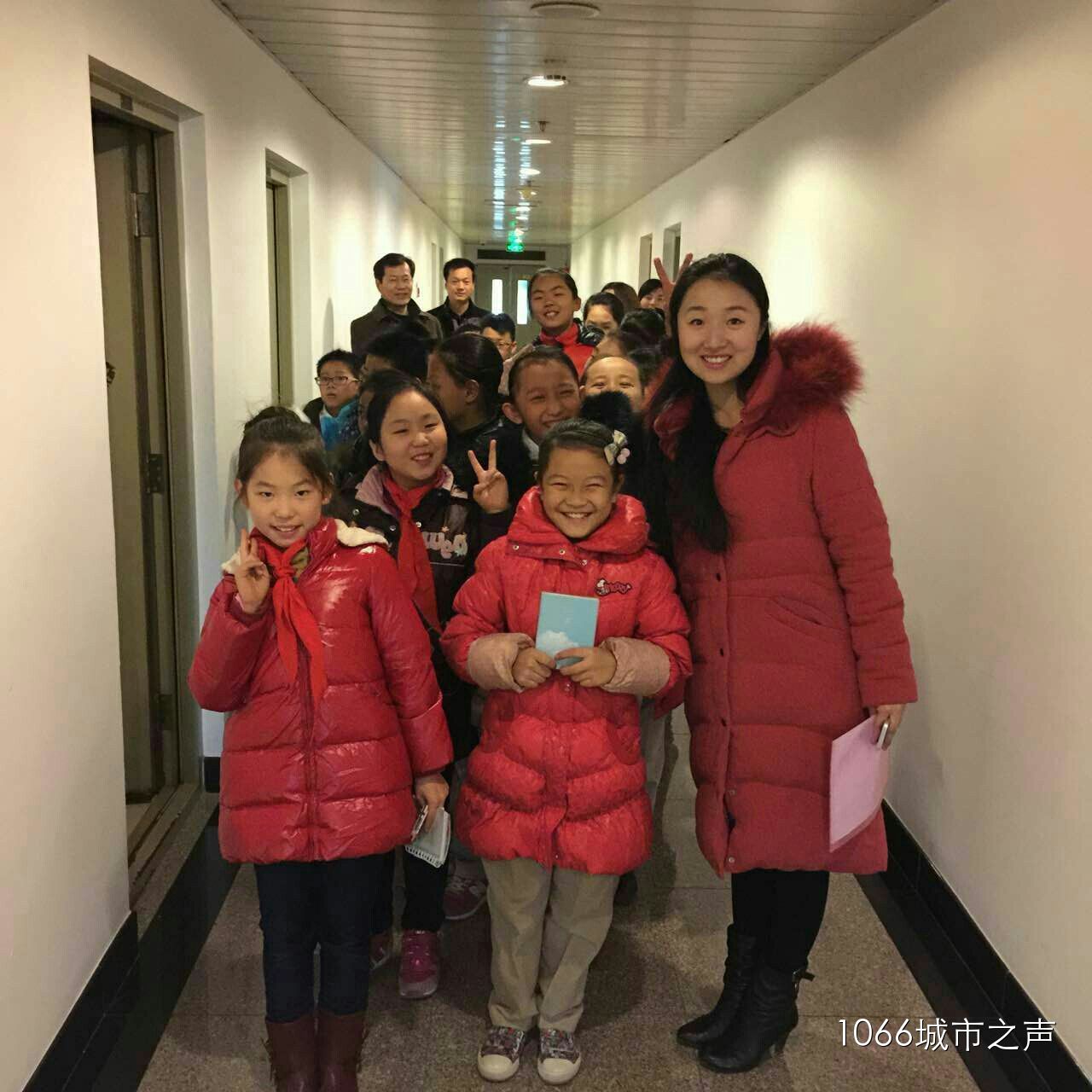 簽字和揭牌儀式后，教育廣播（城市之聲）主持人“卷卷貓”帶領(lǐng)“小主持人”走進河南廣播大廈