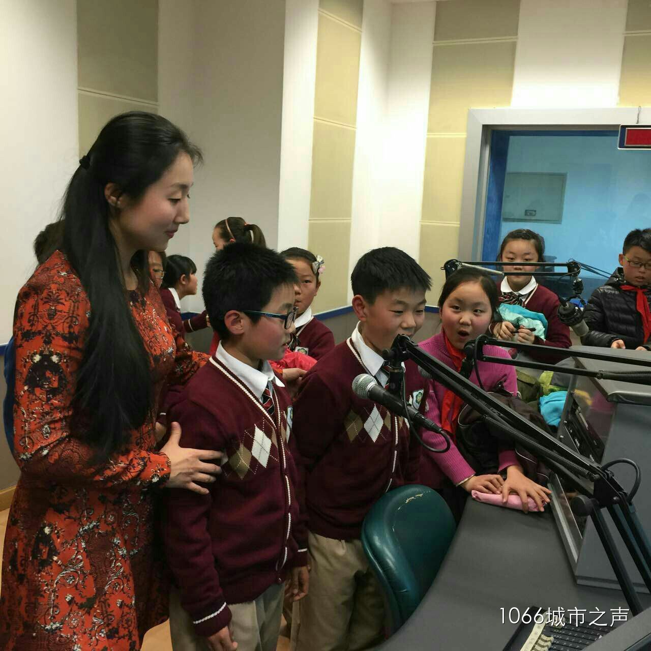 “好激動，好激動”！天天上學、放學都從廣播大廈經(jīng)過，今天終于進來了！