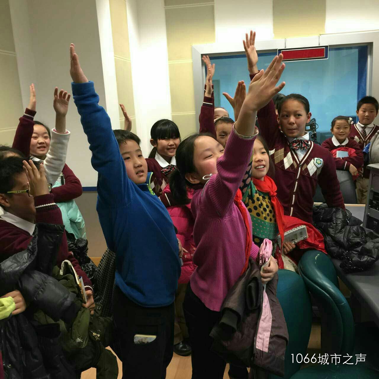 第一次體驗話筒前的感覺，同學們爭先恐后！