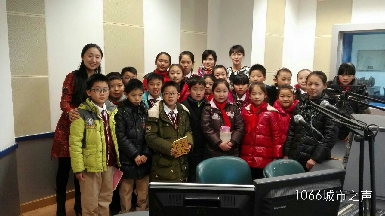 跟電臺的主持人和老師們的大合影！真是難忘的一天??！