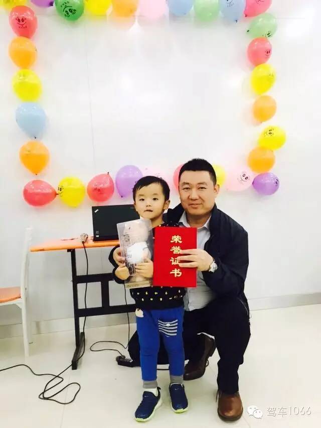 我是小小銀行家，來跟行長合個影哦