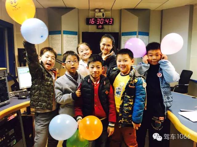 我們不光要成為銀行家，還要當主持人！跟著子楊姐姐參觀河南電臺直播間！