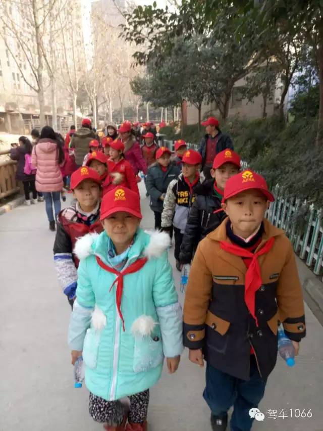 脖子上戴著紅領(lǐng)巾，頭上頂著小紅帽，排著整齊的隊(duì)伍——出發(fā)！