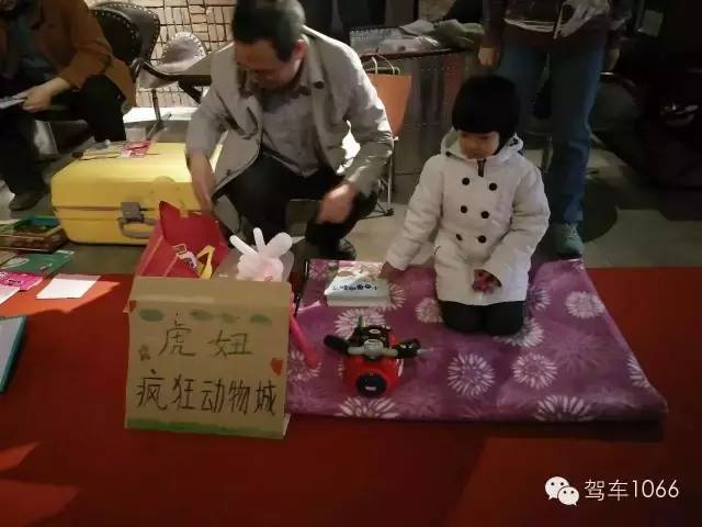 這位小老板的攤位擺的有模有樣的，不過旁邊這位酷爸怎么這么眼熟？