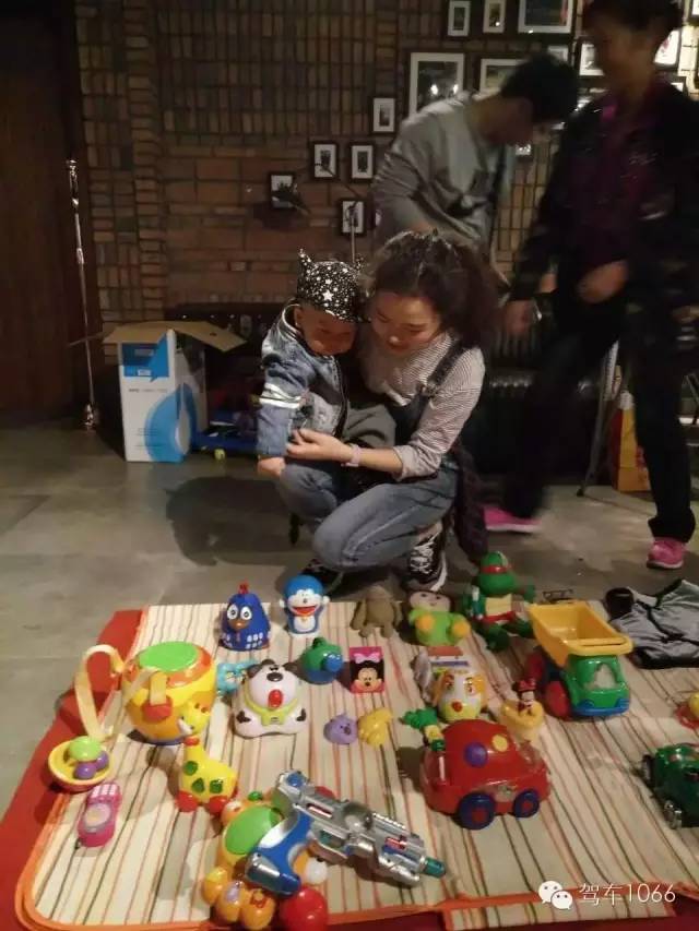 本次活動(dòng)最小的小老板，最后放大招了，玩具隨便拿，這壕情也沒sei了！