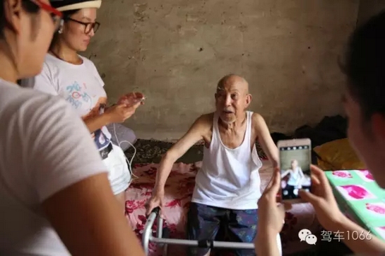 老兵老兵，你的勛章呢，國家給你的那個(gè)？