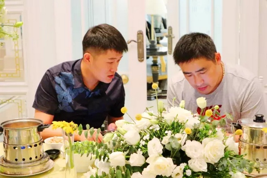 這種熱烈的氣氛，一直延續(xù)到飯桌上