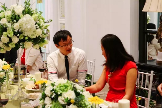 這種熱烈的氣氛，一直延續(xù)到飯桌上。