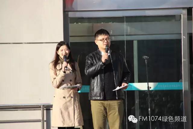 主持人肖震、陳藝主持活動