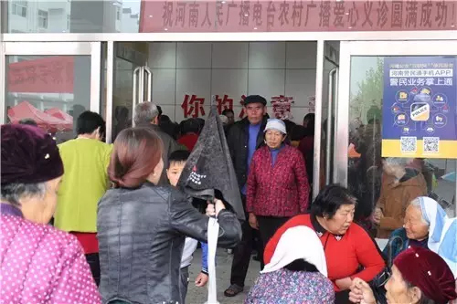 現(xiàn)場(chǎng)真是的人山人海，只能用太火爆三個(gè)字形容了！