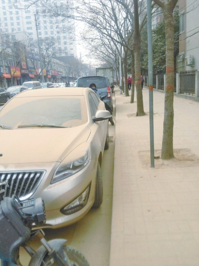 馬路灰頭土臉，停在路邊的車也蒙塵。